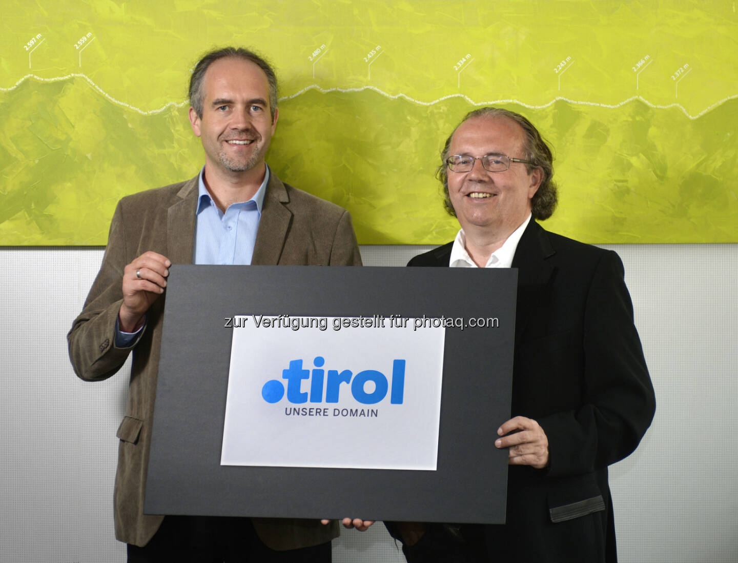 CEO Hermann Petz, Vorstandsvorsitzender Moser Holding (re.) und Markus Kichl, Geschäftsführer punkt Tirol präsentieren die neue Domain .tirol.  Neue Domain-Endung .tirol ist offiziell registriert (c) Böhm