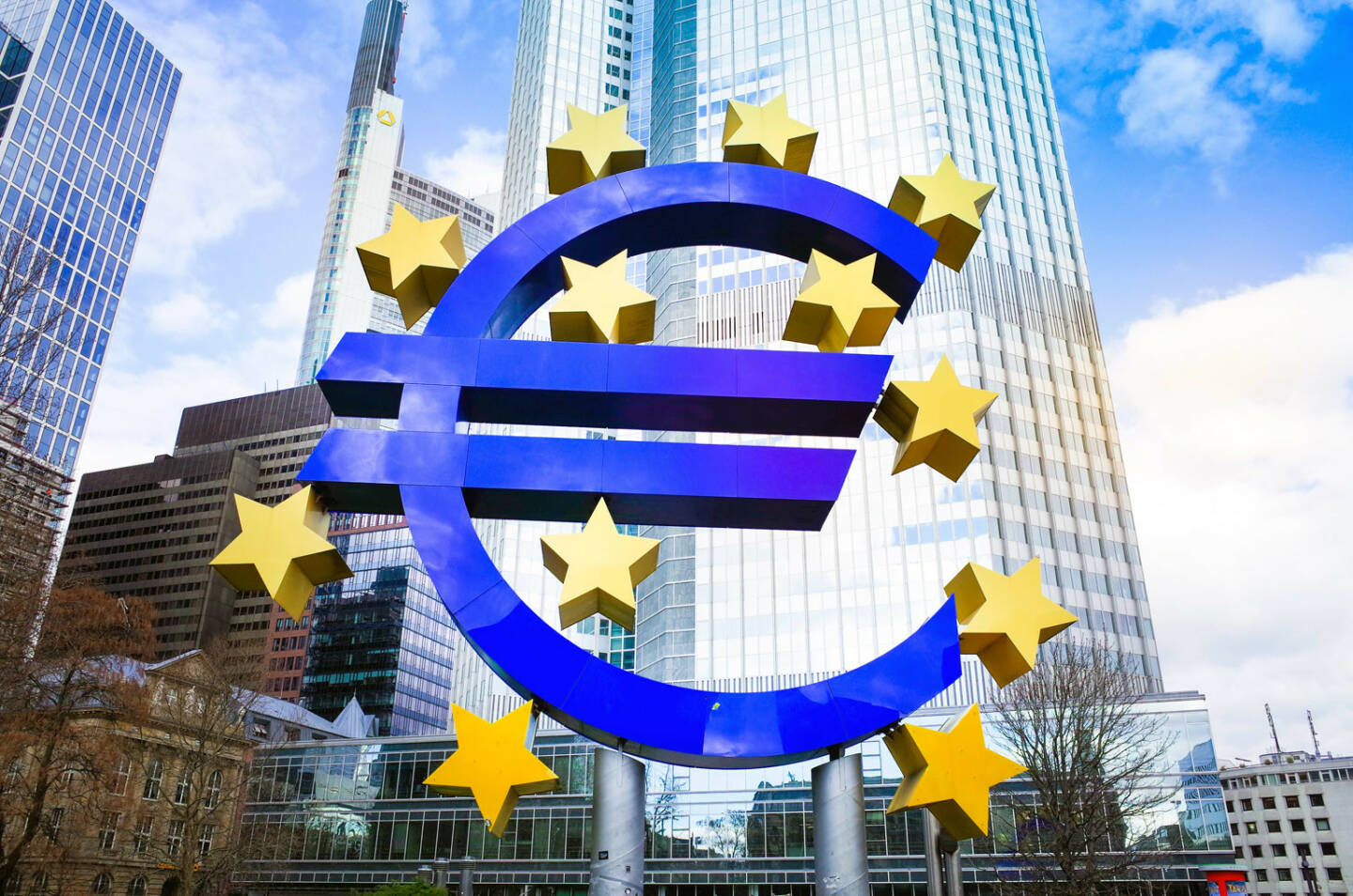 Euro Zeichen, European Central Bank (ECB) Frankfurt, http://www.shutterstock.com/de/pic-195333227/stock-photo-euro-sign-february-euro-sign-european-central-bank-ecb-is-the-central-bank-for-the-euro.html (Bild: www.shutterstock.com)