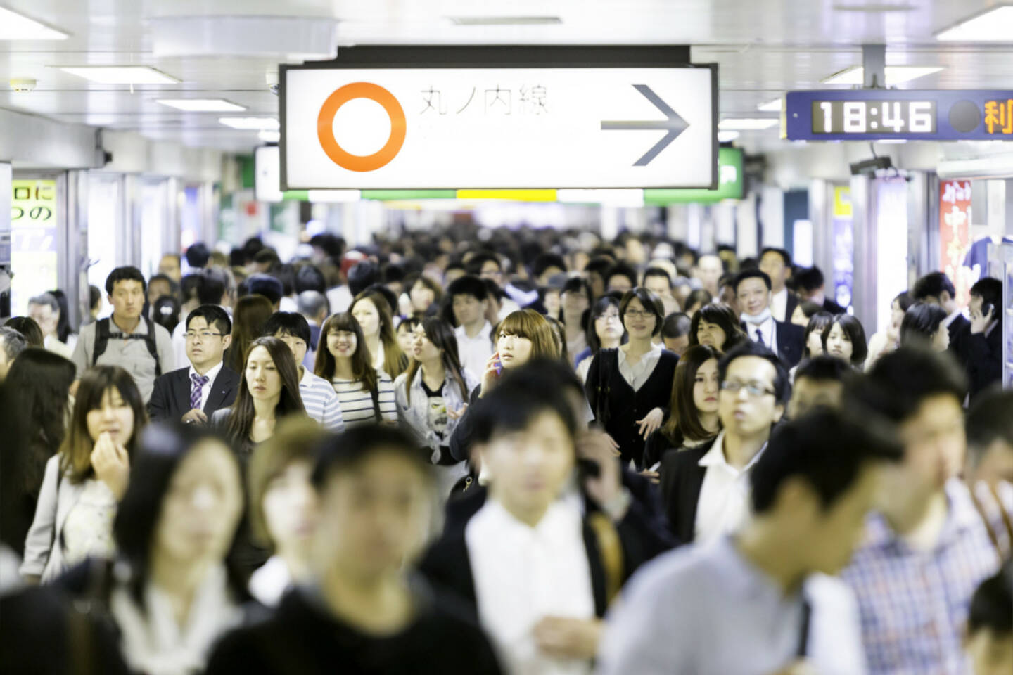 Tokyo, Menschen, Menschenmassen, http://www.shutterstock.com/de/pic-195147203/stock-photo-tokyo-japan-circa-may-passengers-hurry-at-ikebukuro-station-in-tokyo-japan-ikebukuru-is.html 