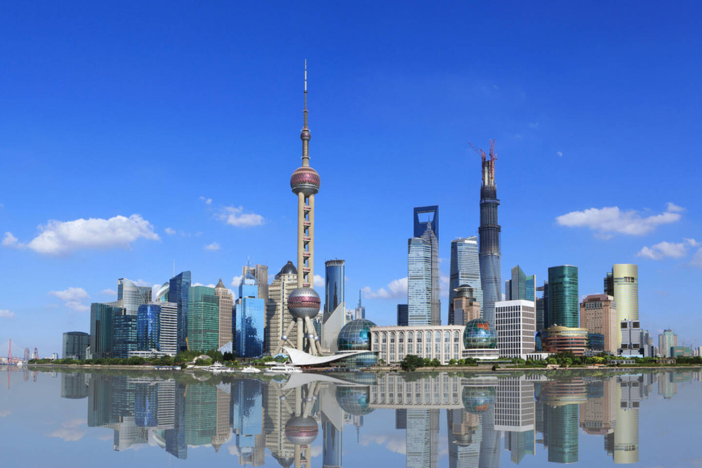 Shanghai, Skyline, http://www.shutterstock.com/de/pic-150854627/stock-photo-shanghai-pudong-lujiazui.html 