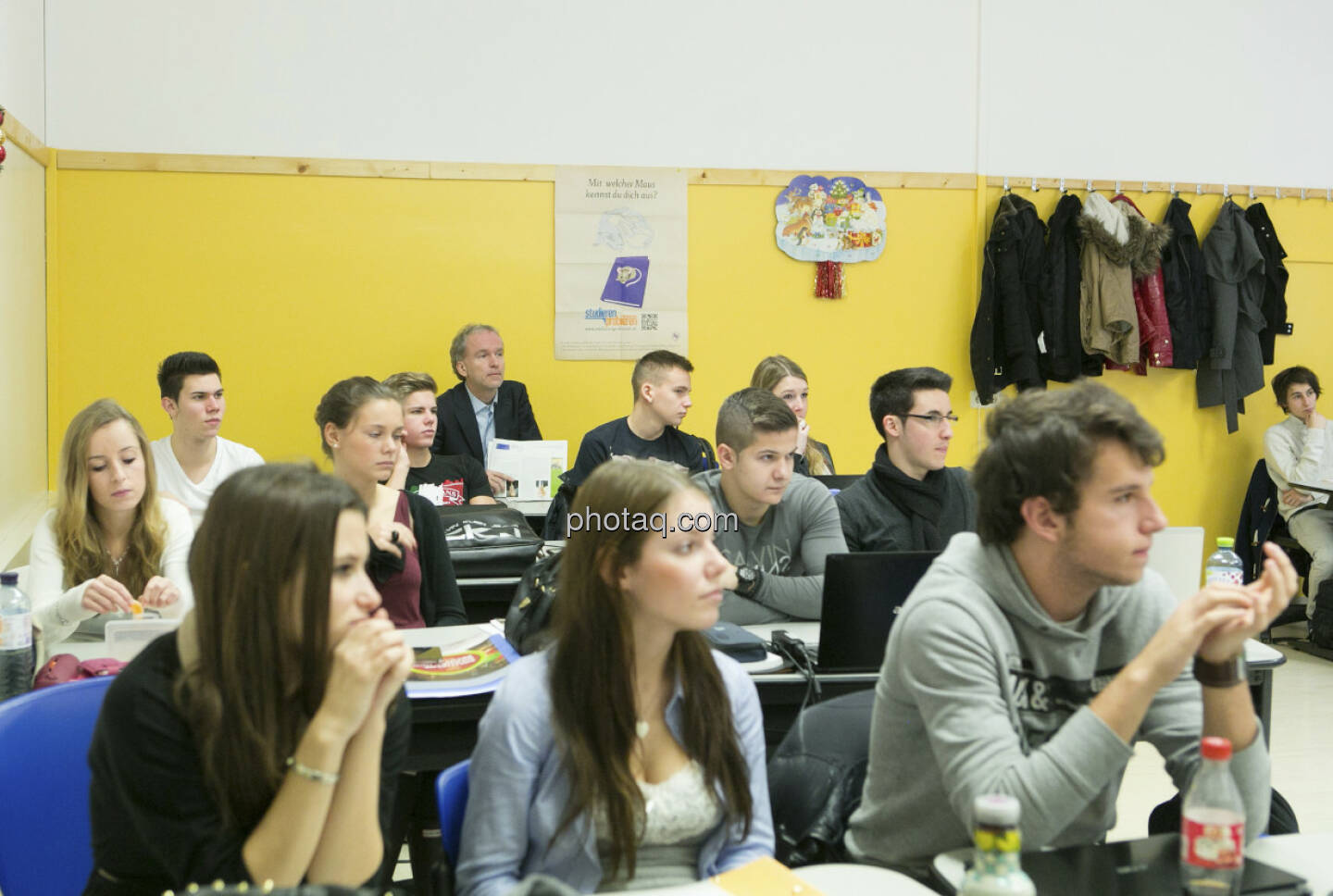 4 AK der Vienna Business School in Floridsdorf beim Börseunterricht