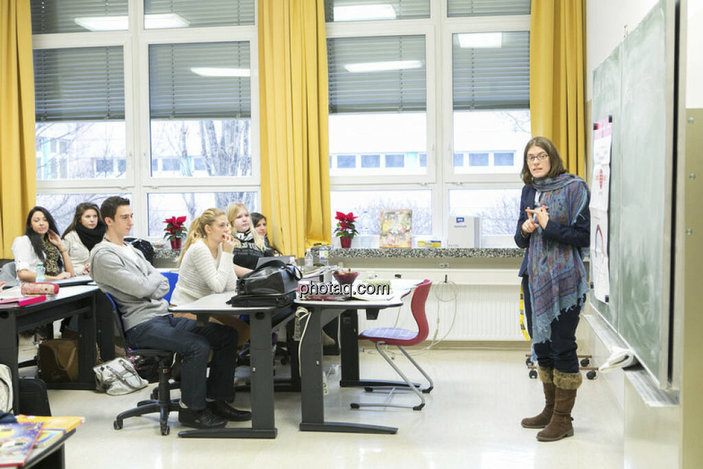 Julia Smid in der 4 AK der Vienna Business School in Floridsdorf beim Börseunterricht, © Martina Draper/finanzmarktfoto.at (06.01.2013) 