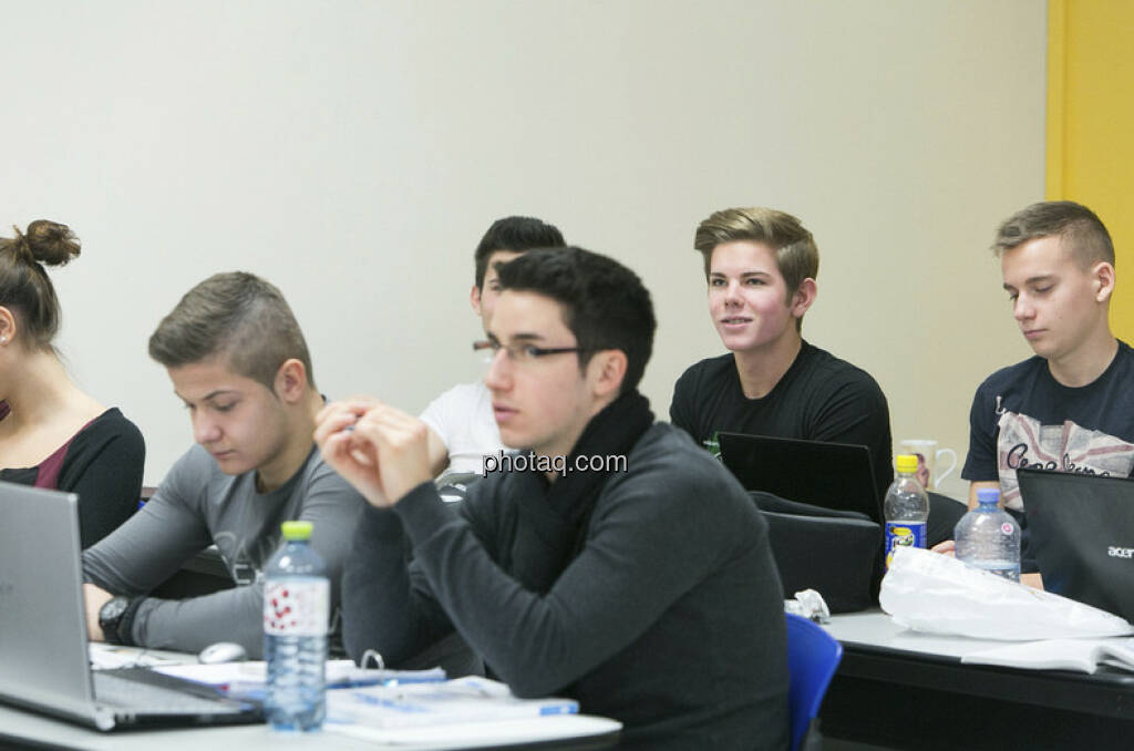 4 AK der Vienna Business School in Floridsdorf beim Börseunterricht, © Martina Draper/finanzmarktfoto.at (06.01.2013)