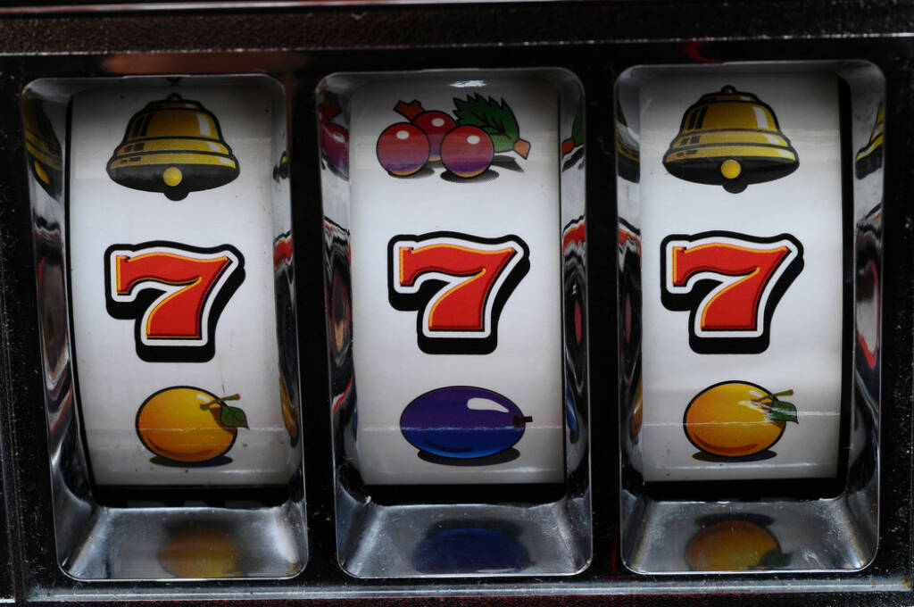 einarmiger Bandit, 7, Sieben, gewonnen, gaming, Glücksspiel, Spiel, http://www.shutterstock.com/de/pic-181100774/stock-photo-close-up-of-three-seven-jackpot-on-a-casino-slot-machine.html  (01.07.2014) 