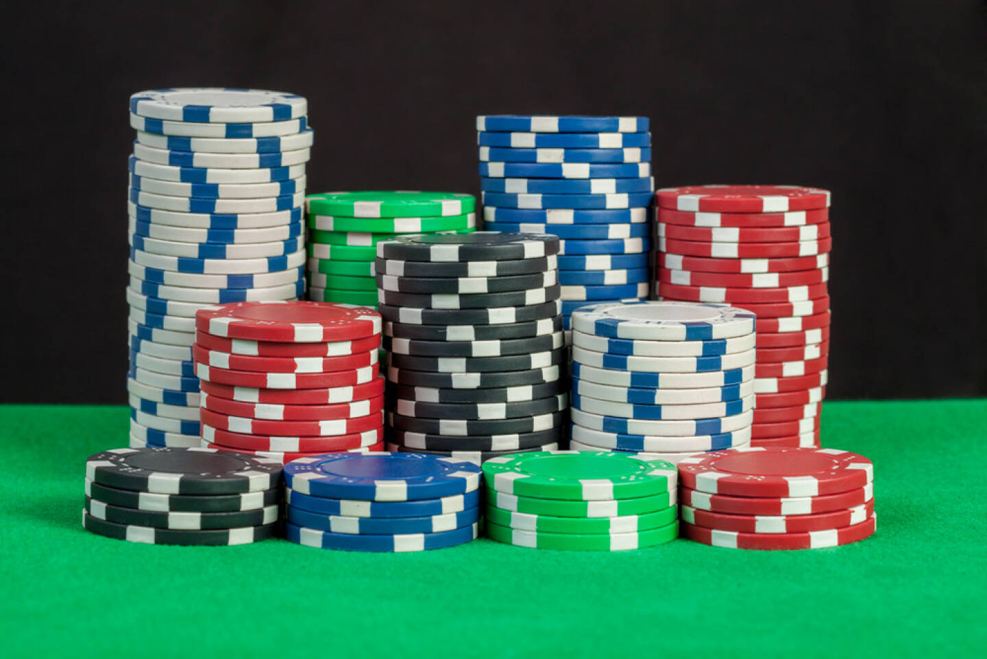 Poker Chips, Casino, gaming, Jetons, Glücksspiel, http://www.shutterstock.com/de/pic-172016489/stock-photo-poker-chips-stack-on-green-table-black-background.html 