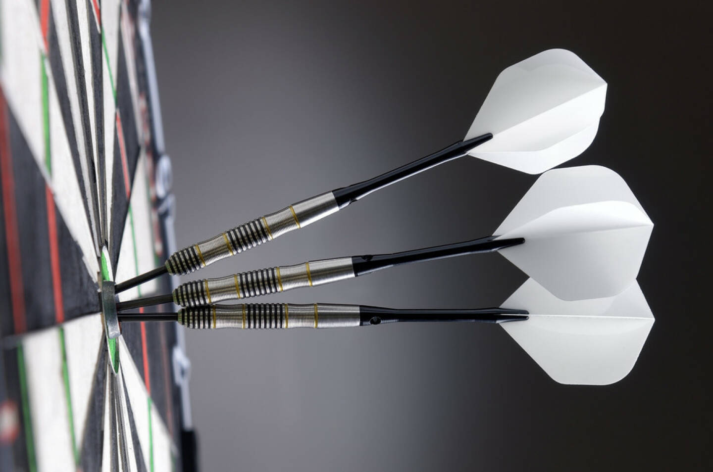 Dartpfeile, ins Schwarze treffen, http://www.shutterstock.com/de/pic-159755450/stock-photo-three-darts-in-bullseye-of-dartboard.html 