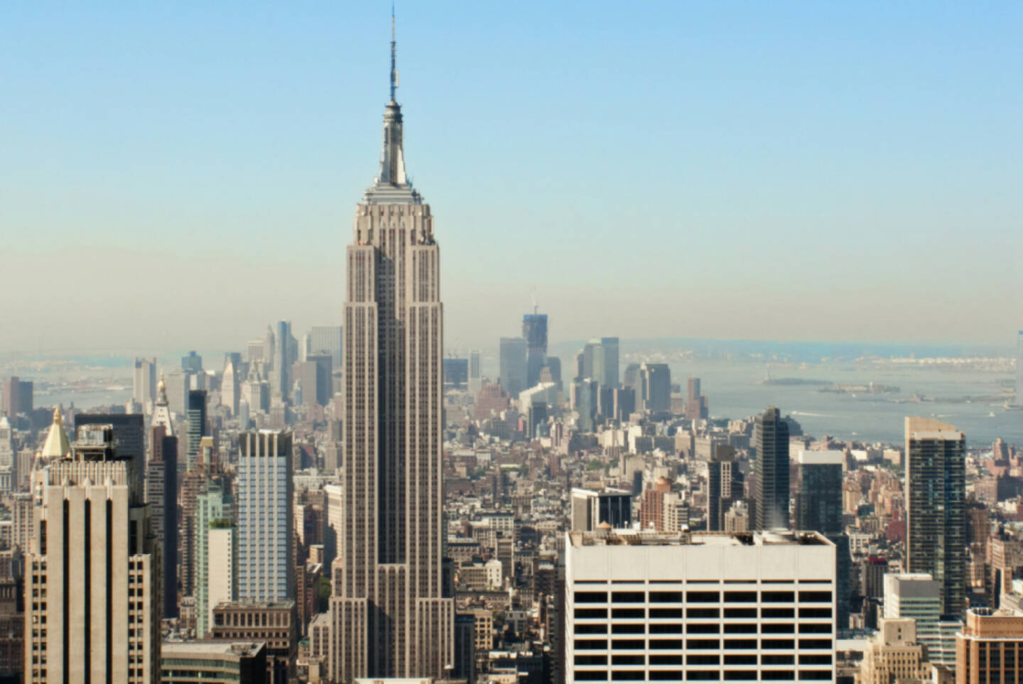 Empire State Building, New York, http://www.shutterstock.com/de/pic-142977907/stock-photo-view-over-the-amazing-skyscrapers-of-manhattan-new-york-city-during-daytime.html 