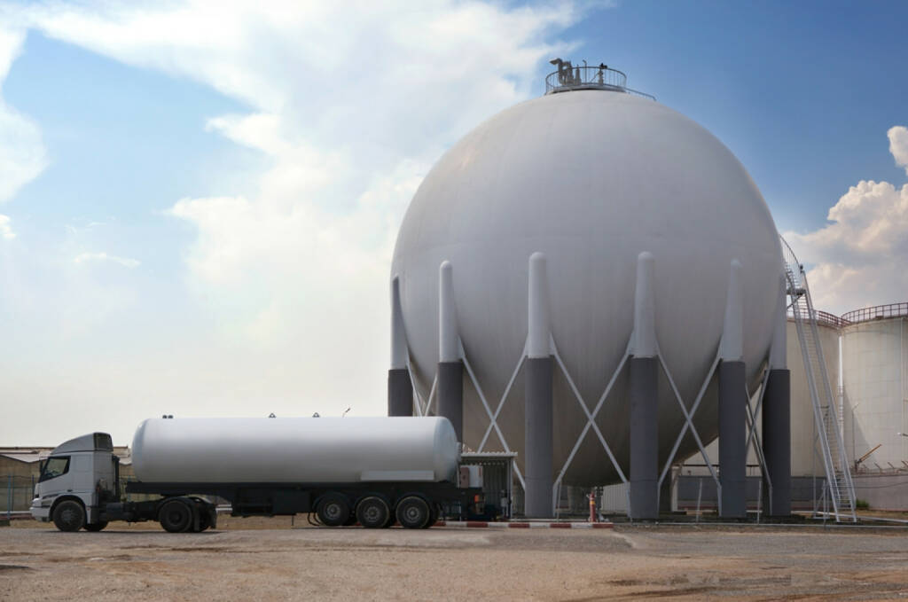 Erdgas, Gastank, http://www.shutterstock.com/de/pic-114637606/stock-photo-natural-gas-tank-and-filling-up-to-truck.html , © (www.shutterstock.com) (01.07.2014) 