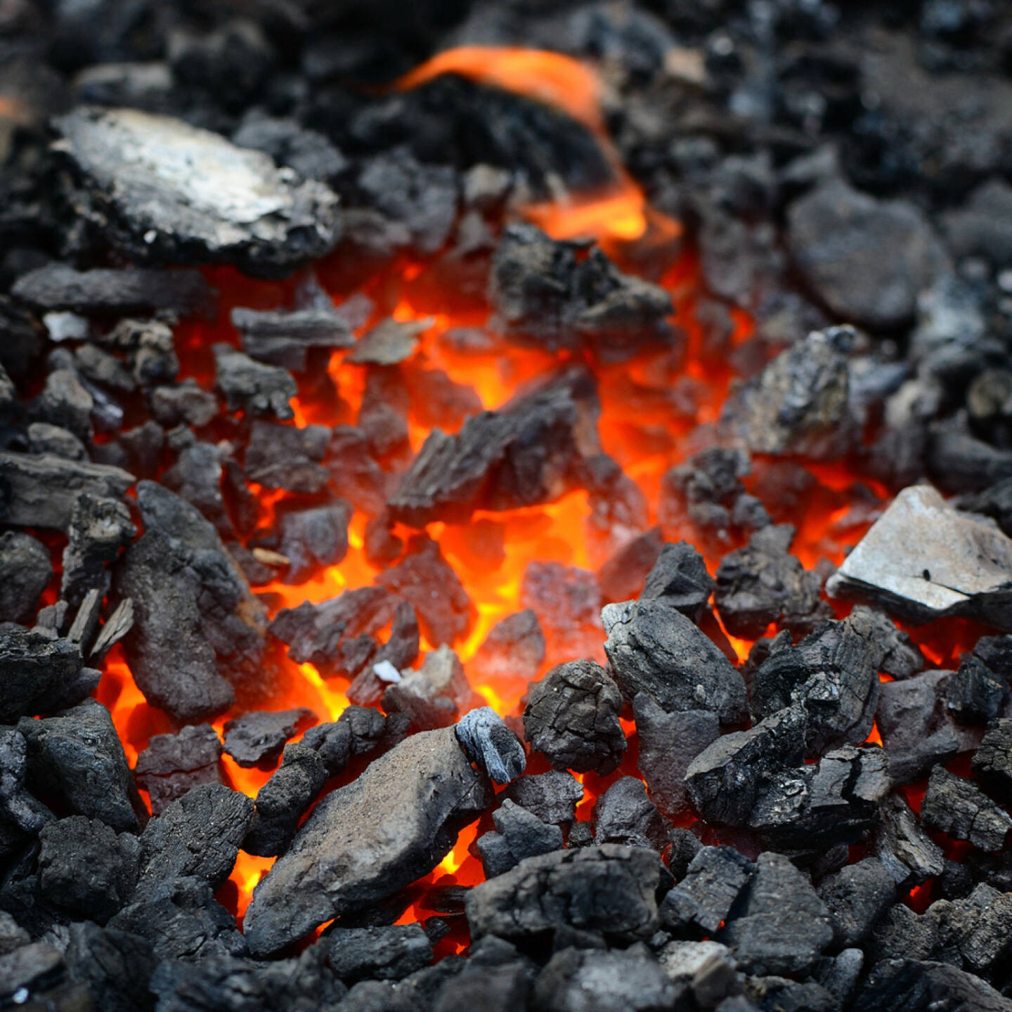 Kohle, glühende Kohlen, http://www.shutterstock.com/de/pic-121943089/stock-photo-embers-close-up.html 