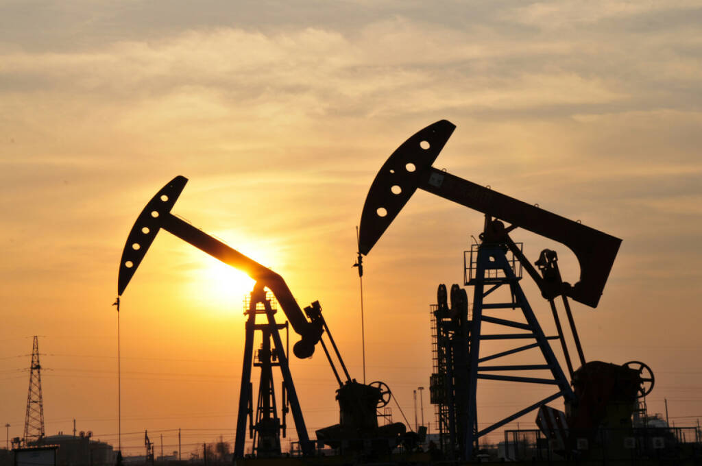 Erdöl, Förderung, Bohrung, Ölindustrie, http://www.shutterstock.com/de/pic-183705671/stock-photo-oil-drilling-rig-tanghai-county-of-hebei-province-oil-fields-in-china.htm  (01.07.2014) 