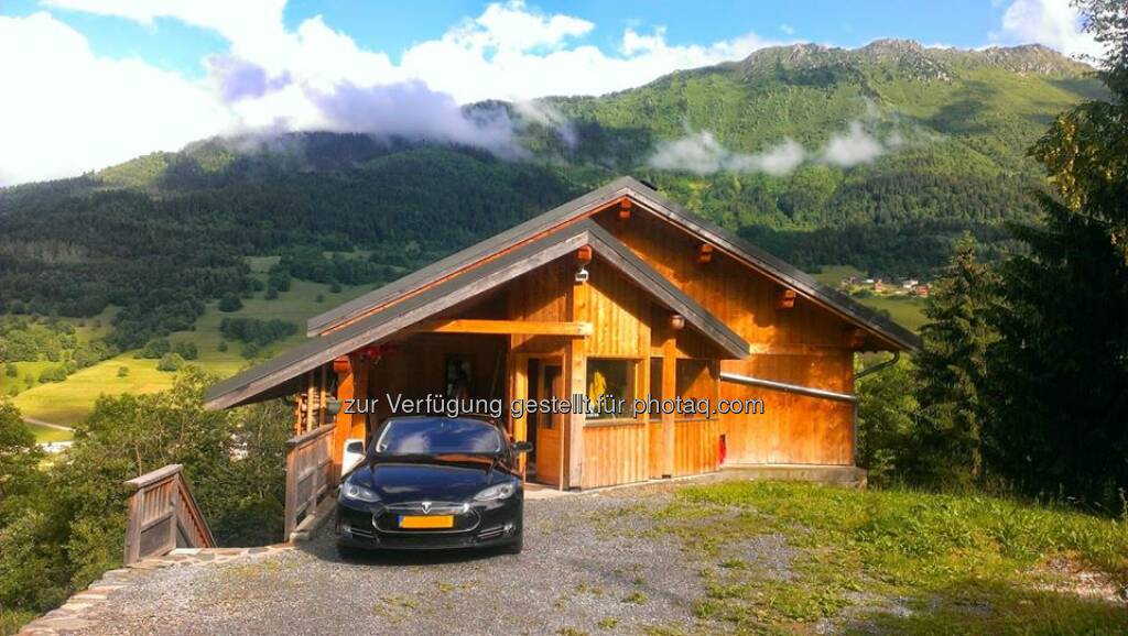 “We brought our Tesla to the Alps!” Manuela B. just completed the first part of her trip from The Netherlands to Tuscany.

http://travellingelectric.blogspot.nl/  Source: http://facebook.com/teslamotors, © Aussendung checkfelix (02.07.2014) 