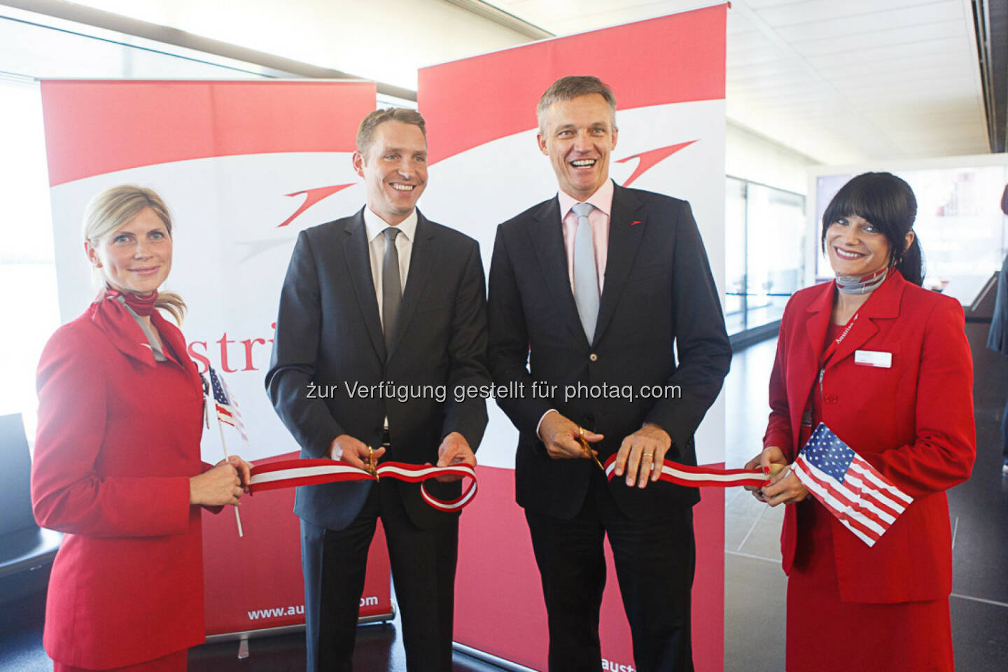 Karsten Benz, Chief Commercial Officer Austrian Airlines, Nikolaus Gretzmacher, Vice President Operations Flughafen Wien: Austrian hob heute mit Erstflug nach Newark ab