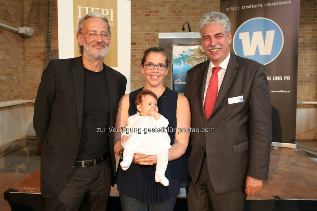 44. Welldone Lounge - Ein Sommernachtstraum: Robert Riedl (Welldone Werbung und PR GmbH), Birgit Bernhard (Welldone Werbung und PR GmbH) mit Tochter Linda und Hans Jörg Schelling, Vorsitzender des Verbandsvorstands im Hauptverband der österreichischen Sozialversicherungsträge, (C) Katharina Schiffl, © Aussender (02.07.2014) 