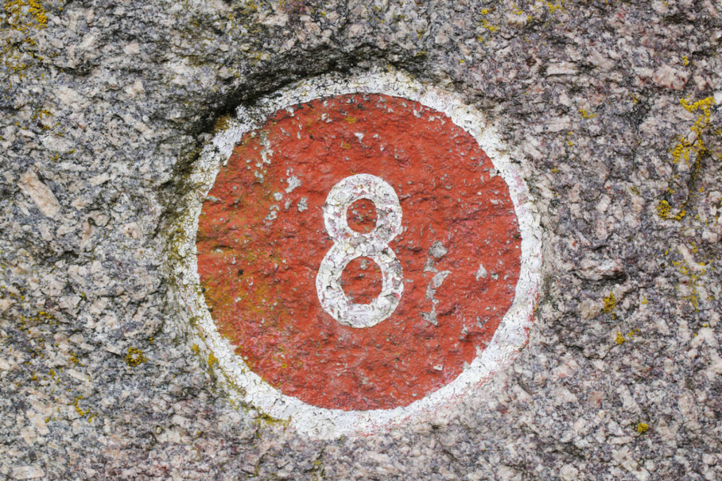 8, Acht, http://www.shutterstock.com/de/pic-61235590/stock-photo-number-painted-inside-a-red-circle.html 