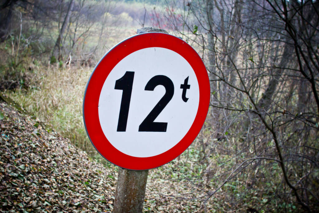 12, Zwölf, http://www.shutterstock.com/de/pic-159351332/stock-photo-weight-limitation-sign-in-forest-in-shape-of-circle.html , © (www.shutterstock.com) (02.07.2014) 