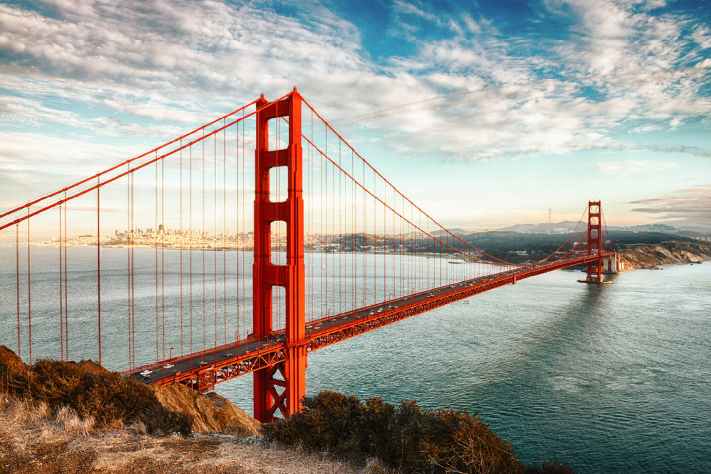 Golden Gate Bridge, San Francisco, Californien, http://www.shutterstock.com/de/pic-136918865/stock-photo-famous-golden-gate-bridge-san-francisco-at-night-usa.html 