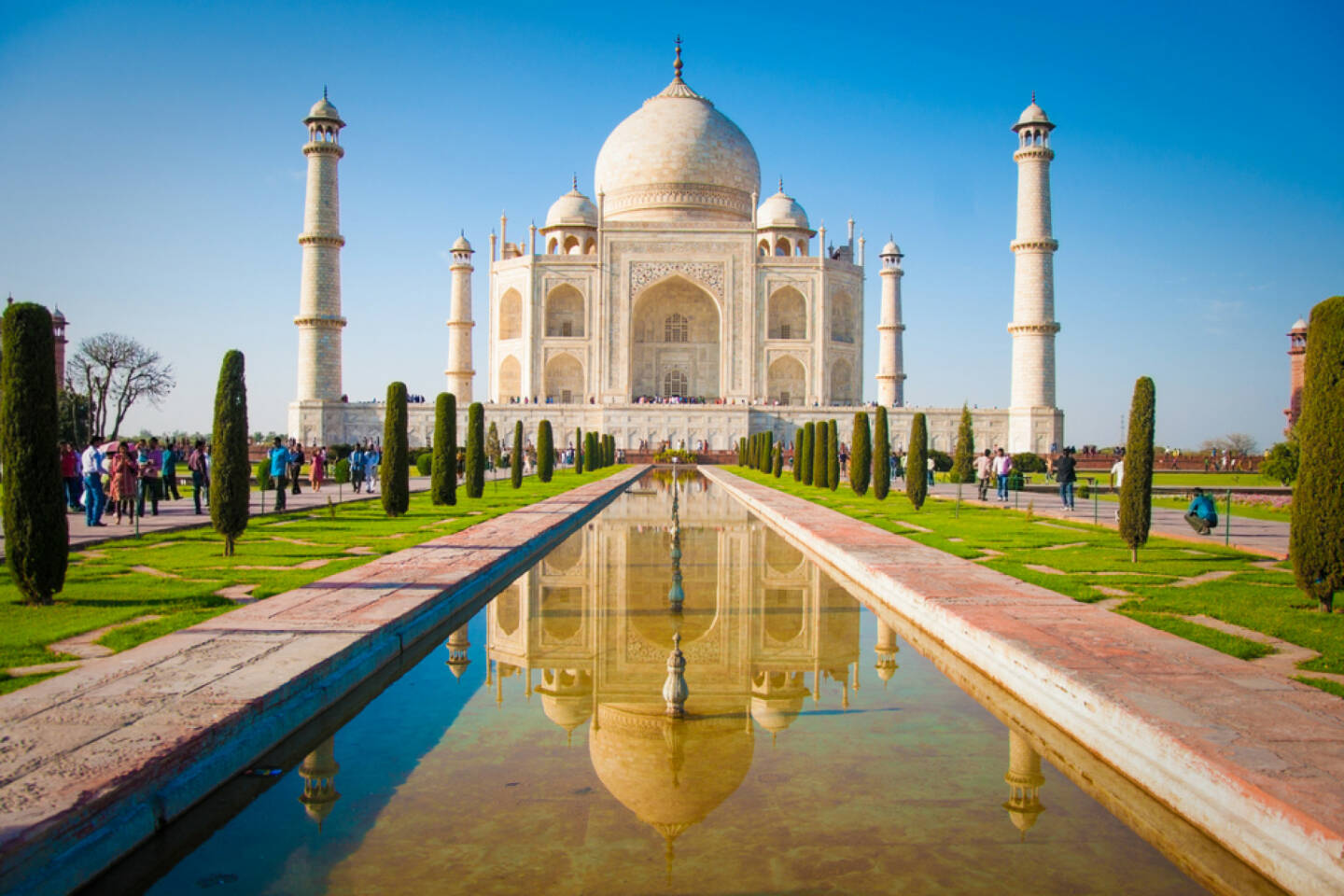 Taj Mahal, Indien, http://www.shutterstock.com/de/pic-120633745/stock-photo-taj-mahal-on-a-bright-and-clear-day.html 