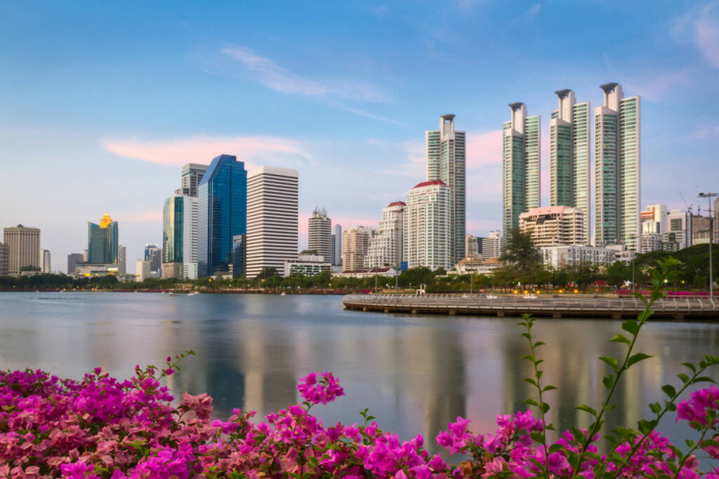 Bankok, Thailand, http://www.shutterstock.com/de/pic-194100380/stock-photo-bangkok-city-at-sunset-with-reflection-in-lake-and-flowers-on-the-foreground-bangkok-thailand.html , © (www.shutterstock.com) (02.07.2014) 