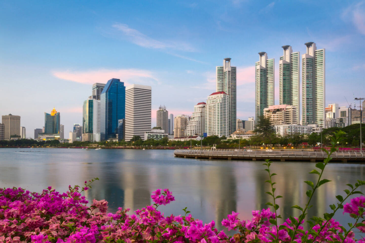 Bankok, Thailand, http://www.shutterstock.com/de/pic-194100380/stock-photo-bangkok-city-at-sunset-with-reflection-in-lake-and-flowers-on-the-foreground-bangkok-thailand.html 