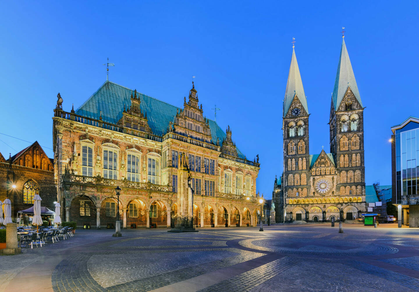 Bremen, Dom, Rathaus, http://www.shutterstock.com/de/pic-162222317/stock-photo-city-hall-and-the-cathedral-of-bremen-germany-at-night.html (Bild: www.shutterstock.com)