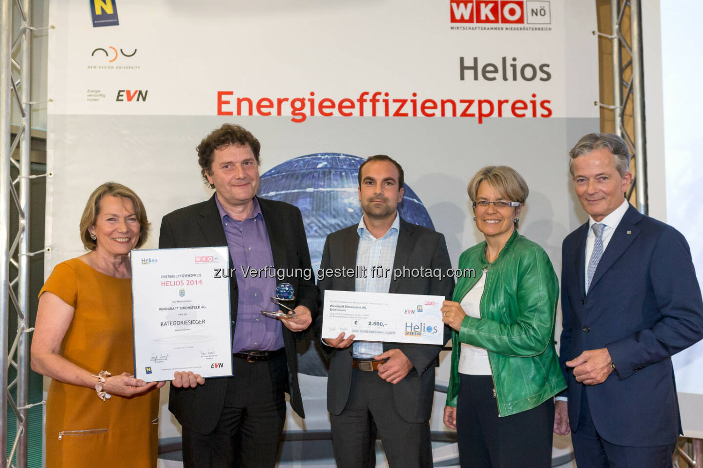 WKNÖ-Präsidentin Sonja Zwazl, Windkraft Vorstand Martin Steininger, Markus Winter, Wirtschaftslandesrätin Petra Bohuslav und EVN-Vorstandssprecher Peter Layr: Windkraft Simonsfeld AG in Simonsfeld (Bez. Korneuburg) Sieger in der Kategorie Energieeffiziente Gebäude und Infrastruktur Helios 2014