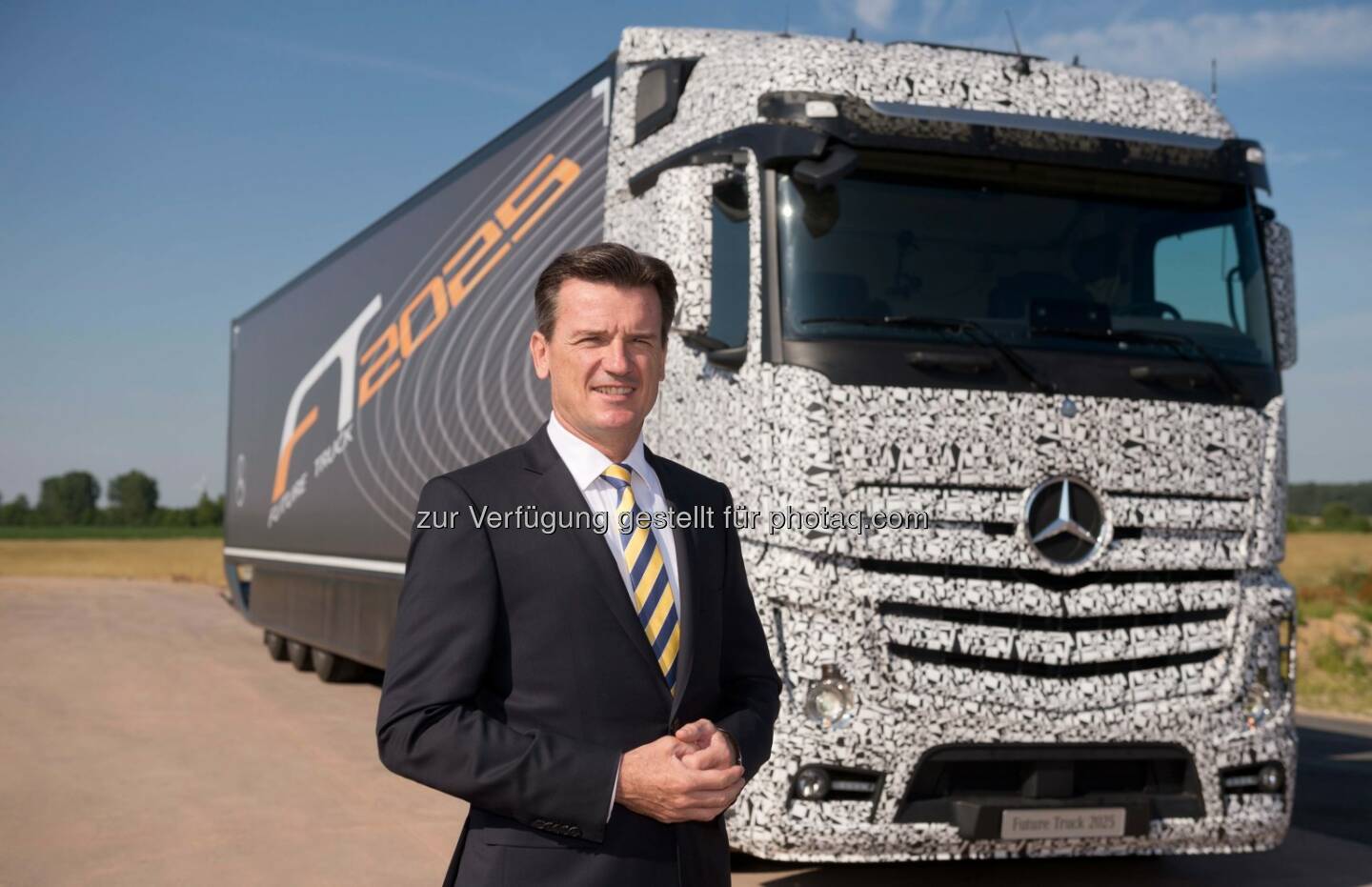 Wolfgang Bernhard, Vorstand der Daimler AG für Daimler Trucks & Daimler Buses, präsentiert den Future Truck 2025. Der Zukunfts-Lkw feierte heute in Magdeburg Weltpremiere.