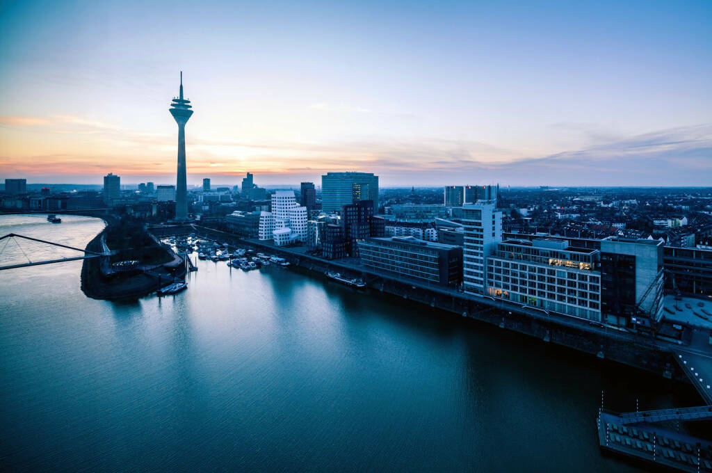 Düsseldorf, Skyline, Rhein http://www.shutterstock.com/de/pic-152066342/stock-photo-dusseldorf-city-skyline-panorama-at-sunset-from-above.html (Bild: www.shutterstock.com) (04.07.2014) 