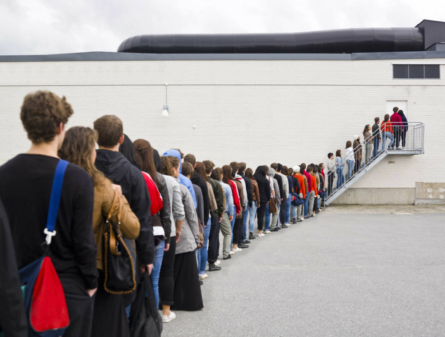 Menschenmassen, Warteschlange, warten, anstellen, Schlange stehen, http://www.shutterstock.com/de/pic-85396711/stock-photo-large-group-of-people-waiting-in-line.html 