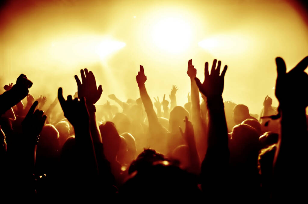 Menschenmassen, Konzert, Jubel, Freude, Hände, http://www.shutterstock.com/de/pic-177839117/stock-photo-silhouettes-of-concert-crowd-in-front-of-bright-stage-lights.html , © shutterstock.com (04.07.2014) 