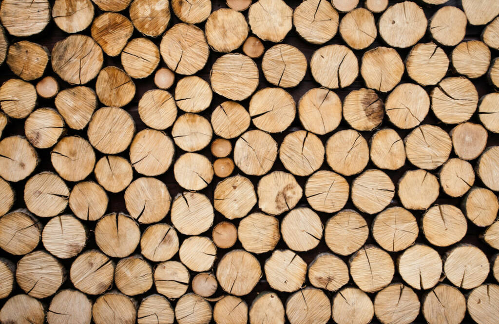 Holz, Rohstoff, http://www.shutterstock.com/de/pic-125168240/stock-photo-pile-of-wood-logs-ready-for-winter.html , © (www.shutterstock.com) (04.07.2014) 
