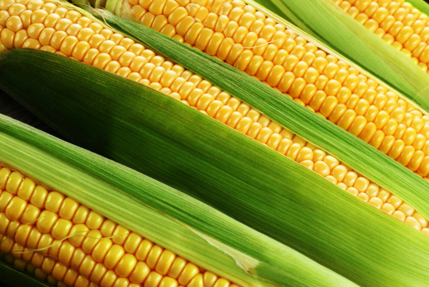 Mais, Rohstoff, http://www.shutterstock.com/de/pic-132971723/stock-photo-corn-cob-between-green-leaves.html 