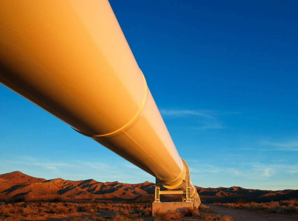 Pipeline, Erdöl, Erdgas, Ölindustrie, http://www.shutterstock.com/de/pic-69514060/stock-photo-beautiful-sunrise-light-on-a-pipeline-in-the-mojave-desert-california.html?  (04.07.2014) 