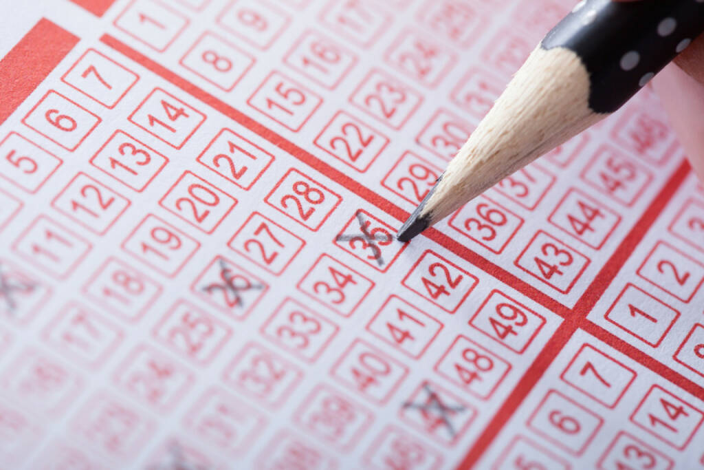 Lotto, Casino, Glücksspiel, Lottoschein, http://www.shutterstock.com/de/pic-148569152/stock-photo-close-up-of-a-person-marking-number-on-lottery-ticket-with-pencil.html , © (www.shutterstock.com) (05.07.2014) 