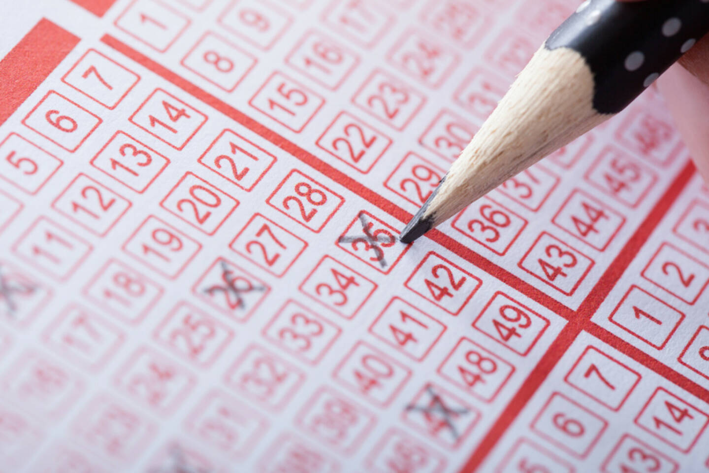 Lotto, Casino, Glücksspiel, Lottoschein, http://www.shutterstock.com/de/pic-148569152/stock-photo-close-up-of-a-person-marking-number-on-lottery-ticket-with-pencil.html 