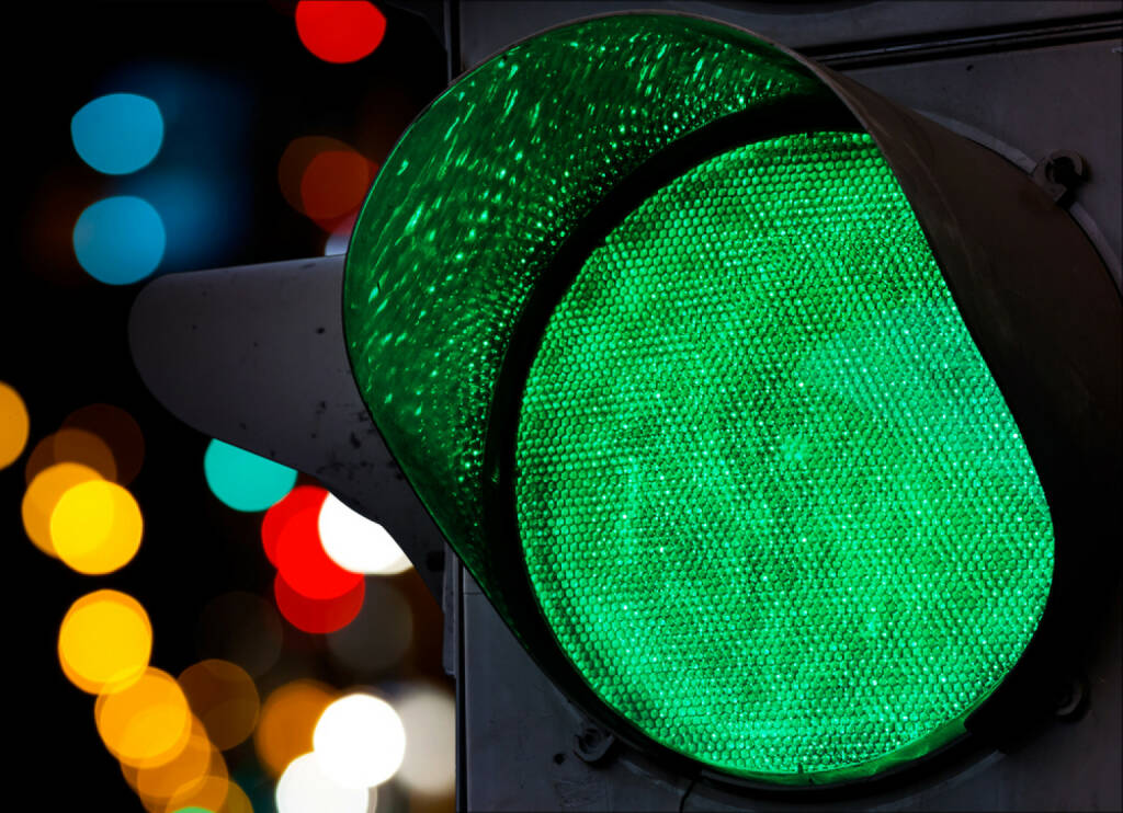 Ampel, grün, go, los, freie Fahrt, http://www.shutterstock.com/de/pic-116908762/stock-photo-green-traffic-light-with-colorful-unfocused-lights-on-a-background.html , © (www.shutterstock.com) (05.07.2014) 