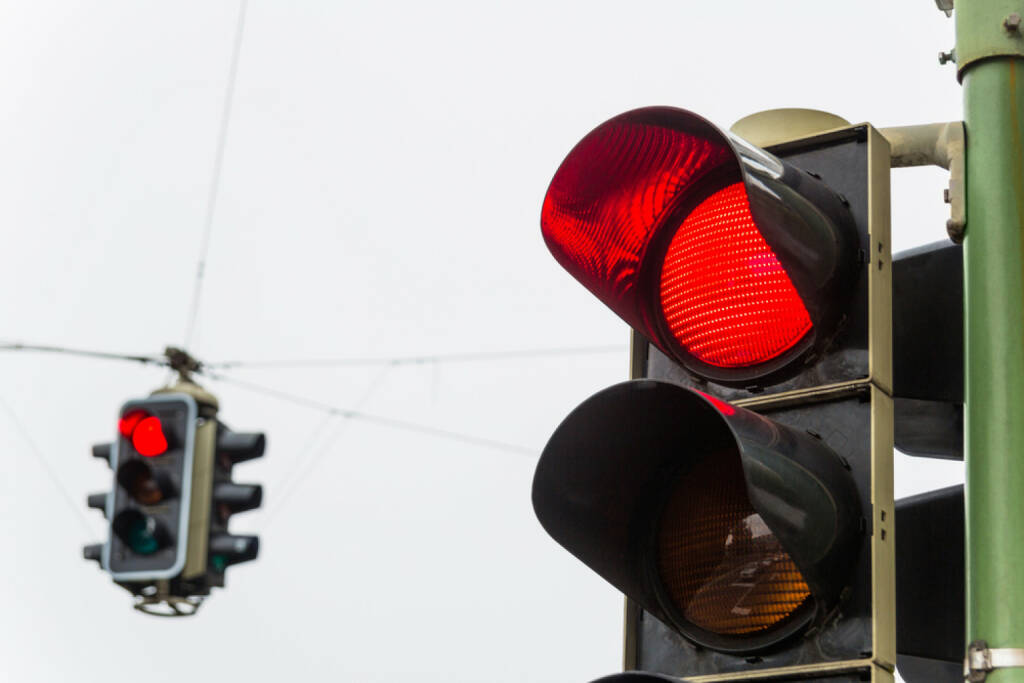 Ampel, rot, stop, halt, http://www.shutterstock.com/de/pic-132424568/stock-photo-a-traffic-light-with-red-light-symbolic-photo-for-maintenance-economy-failure.html , © (www.shutterstock.com) (05.07.2014) 