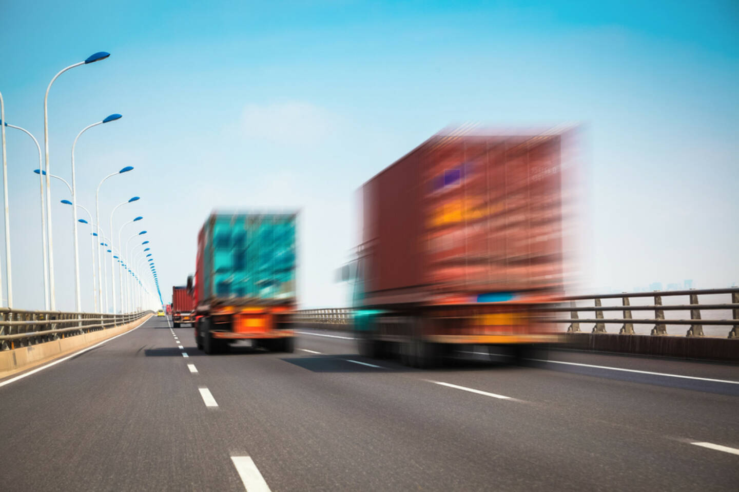 LKW, Autobahn, http://www.shutterstock.com/de/pic-138447236/stock-photo-container-truck-on-the-cross-sea-bridge-in-shanghai.html 