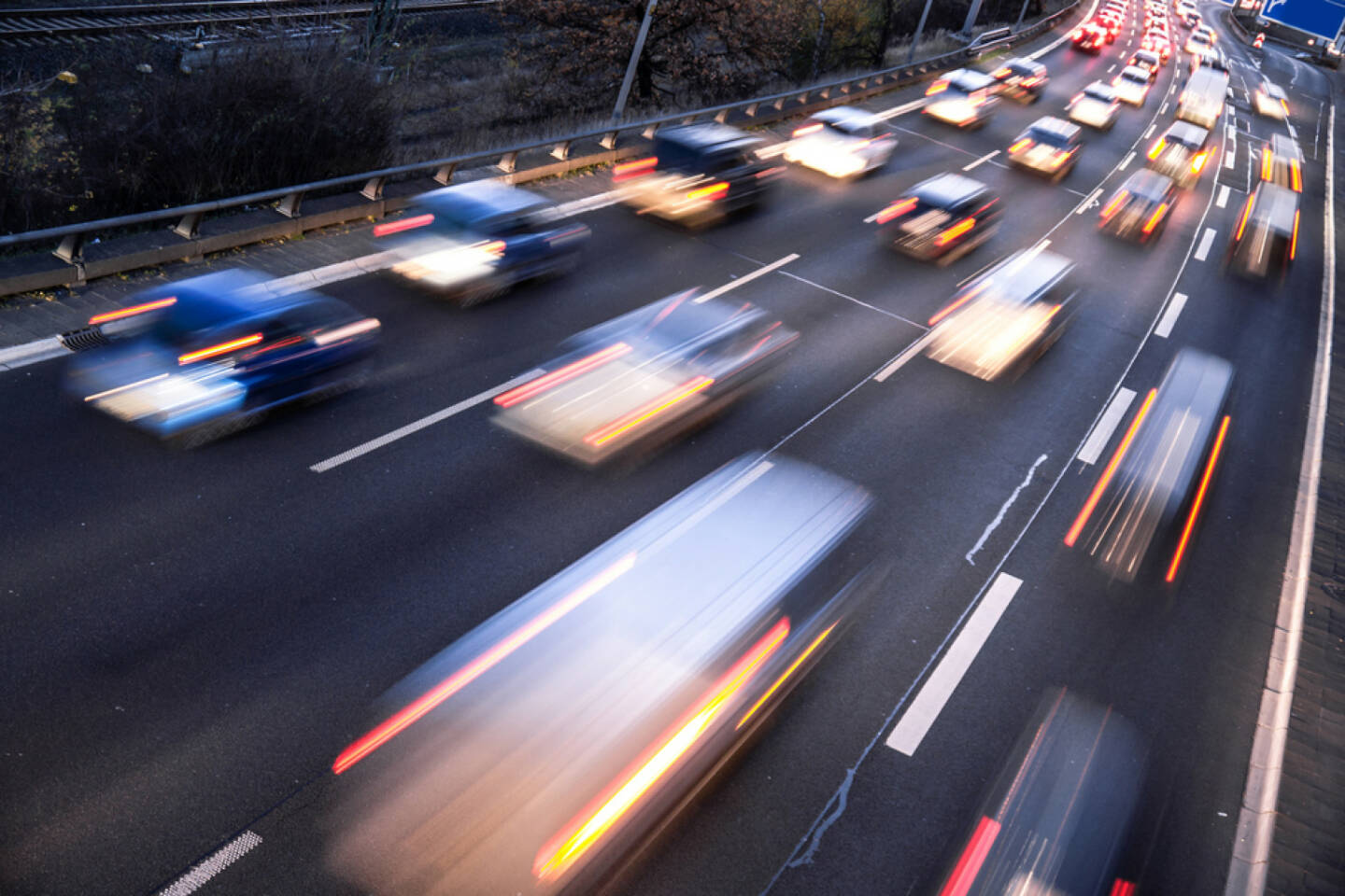 Auto, Autobahn, Verkehr, http://www.shutterstock.com/de/pic-171883982/stock-photo-fast-cars-on-highway-in-evening-light.html 