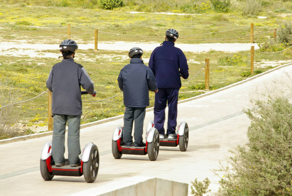 Segway, http://www.shutterstock.com/de/pic-13531789/stock-photo-several-people-moving-over-a-modern-omnidirectional-personal-transport-platform-segway.html , © (www.shutterstock.com) (05.07.2014) 