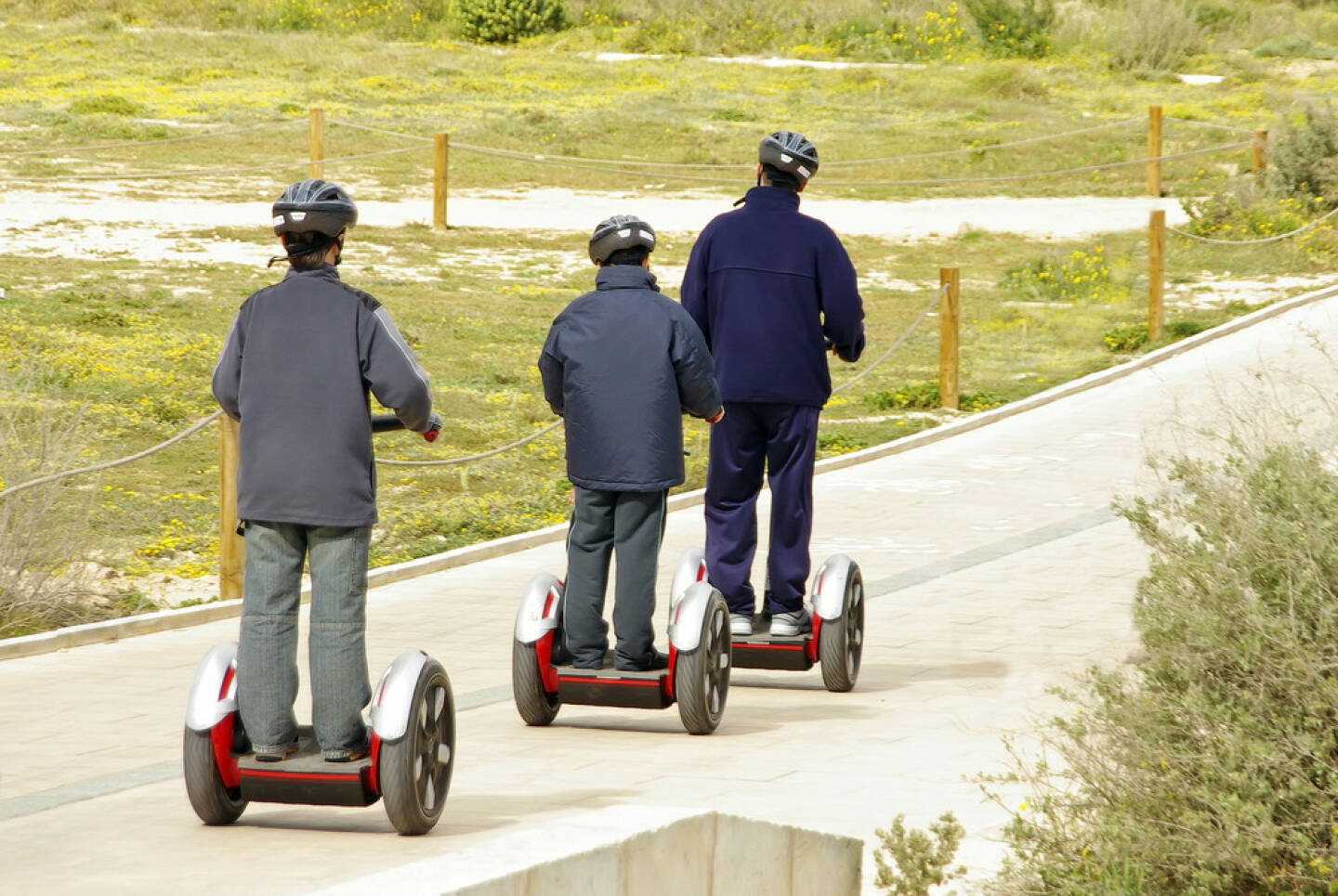 Segway, http://www.shutterstock.com/de/pic-13531789/stock-photo-several-people-moving-over-a-modern-omnidirectional-personal-transport-platform-segway.html 
