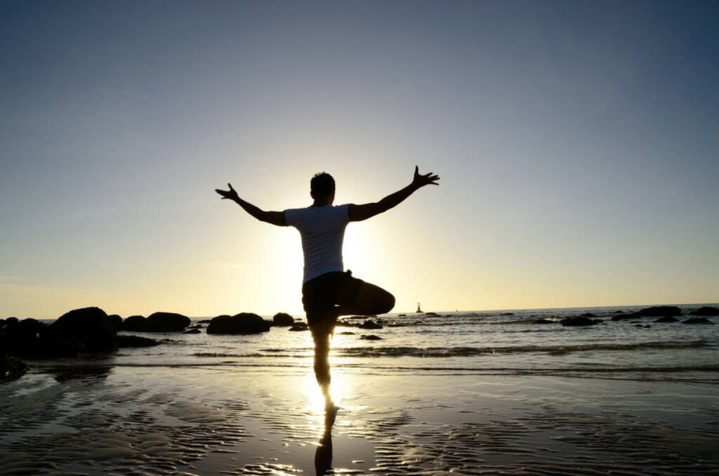 Balance, Balanceakt, Meditation, Gleichgewicht, http://www.shutterstock.com/de/pic-110665082/stock-photo-asian-man-acts-yoga-on-the-beach-standing-on-one-leg-silhouetted-against-sunlight.html , © (www.shutterstock.com) (06.07.2014) 