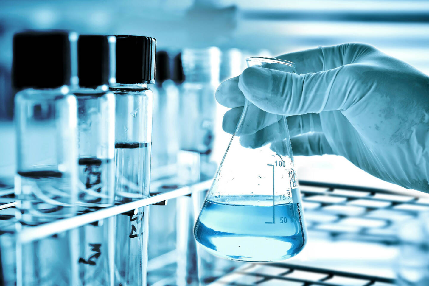 Labor, Chemie, Biotech, Pharma, Handschuh, Experiment http://www.shutterstock.com/de/pic-199033223/stock-photo-flask-in-scientist-hand-with-test-tube-in-rack.html (Bild: shutterstock.com)