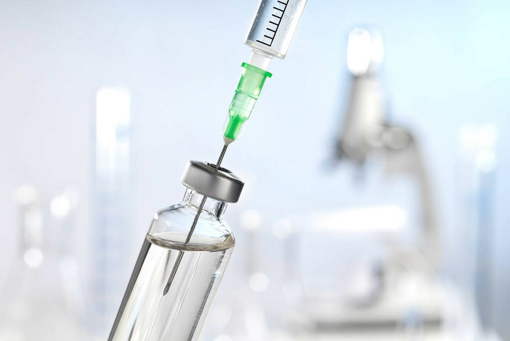 Spritze, Impfung, Labor http://www.shutterstock.com/de/pic-186335381/stock-photo-syringe-and-vaccine-front-of-a-laboratory-scene.html (Bild: shutterstock.com) (07.07.2014) 