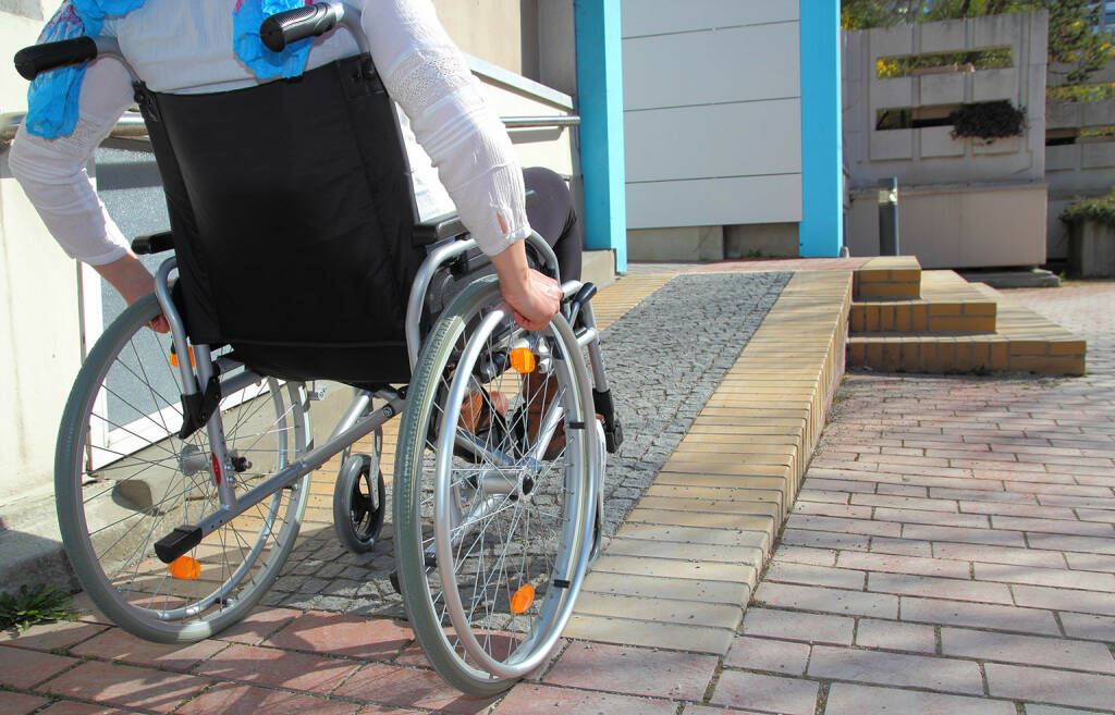 Rollstuhl, barrierefrei, Rampe, Handicap http://www.shutterstock.com/de/pic-187933352/stock-photo-woman-in-a-wheelchair-using-a-ramp.html (Bild: shutterstock.com) (07.07.2014) 