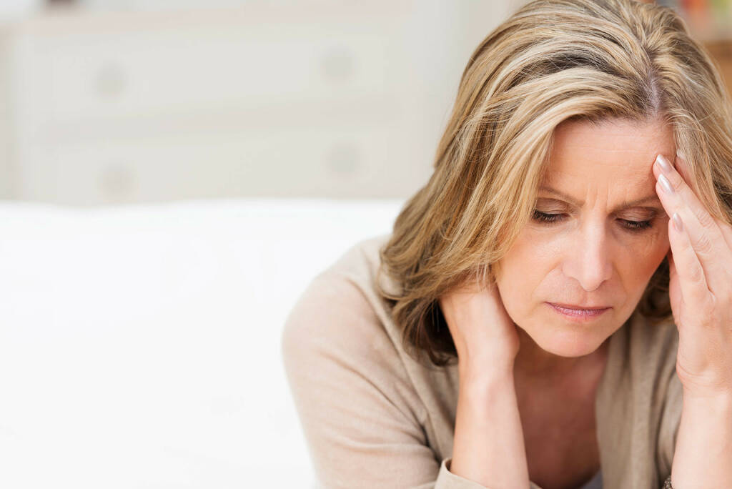 Schmerzen, Kopfschmerz, Kopfzerbrechen, http://www.shutterstock.com/de/pic-192268697/stock-photo-woman-suffering-from-stress-or-a-headache-grimacing-in-pain-as-she-holds-the-back-of-her-neck-with.html (Bild: shutterstock.com) (07.07.2014) 