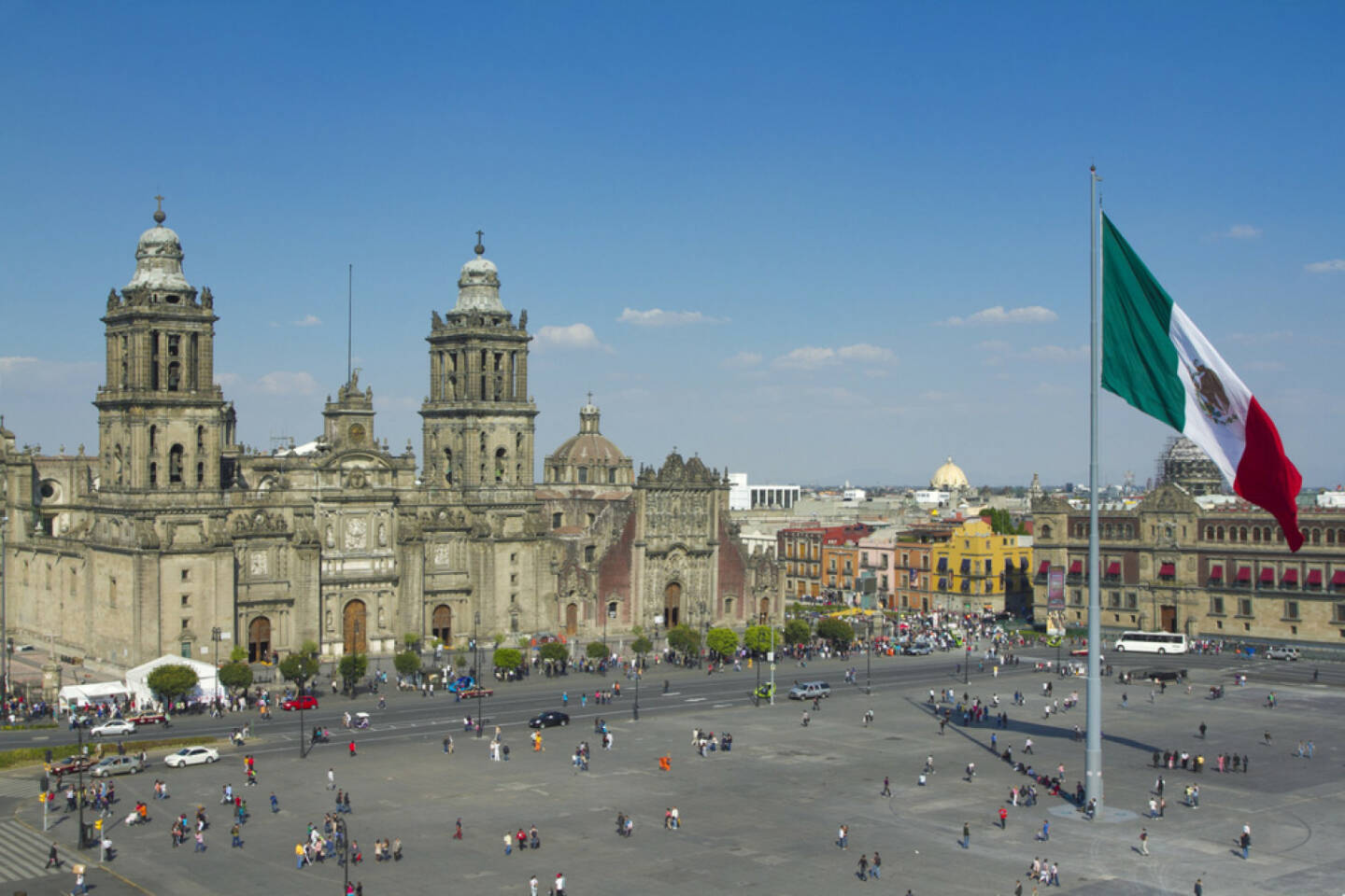 Mexico City, Mexico, Mexiko, http://www.shutterstock.com/de/pic-104705381/stock-photo-the-zocalo-in-mexico-city-with-the-cathedral-and-giant-flag-in-the-centre.html 