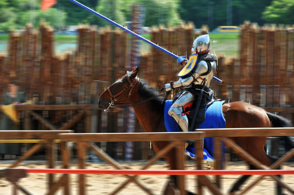 Ritter, Kampf, Lanze, Wettkampf, Reiter, Pferd, Turnier, http://www.shutterstock.com/de/pic-84060124/stock-photo-armored-medieval-knight-on-horseback-at-jousting-competition.html , © www.shutterstock.com (08.07.2014) 