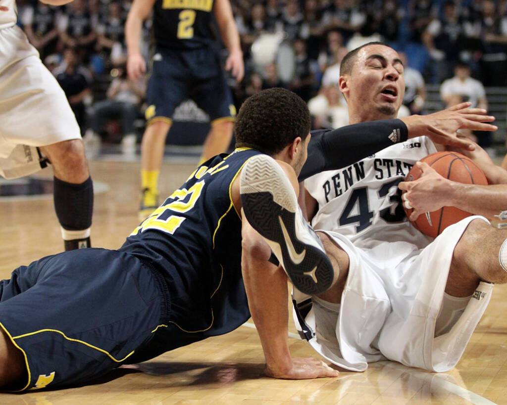 Basketball, Zweikampf, Wettkampf, verloren, am Boden, geschlagen, verloren, <a href=http://www.shutterstock.com/gallery-51819p1.html?cr=00&pl=edit-00>Richard Paul Kane</a> / <a href=http://www.shutterstock.com/?cr=00&pl=edit-00>Shutterstock.com</a> , Richard Paul Kane / Shutterstock.com, © www.shutterstock.com (08.07.2014) 