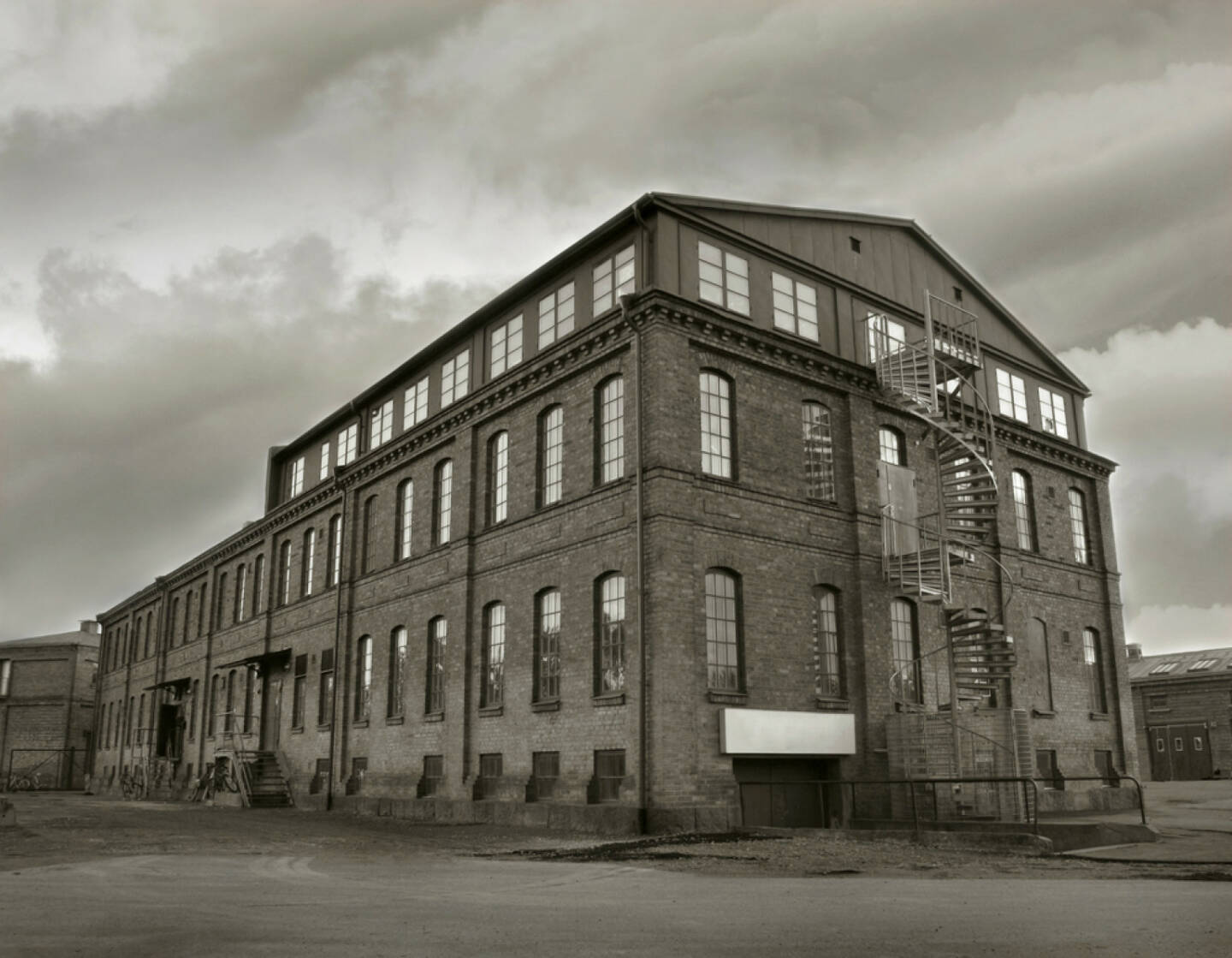 Industrie, Industrieanlage, Gebäude, Fabrik, verlassen, alt, http://www.shutterstock.com/de/pic-90089551/stock-photo-abandoned-factory-building-in-sepia-tone-symbol-for-economic-depressions.html 