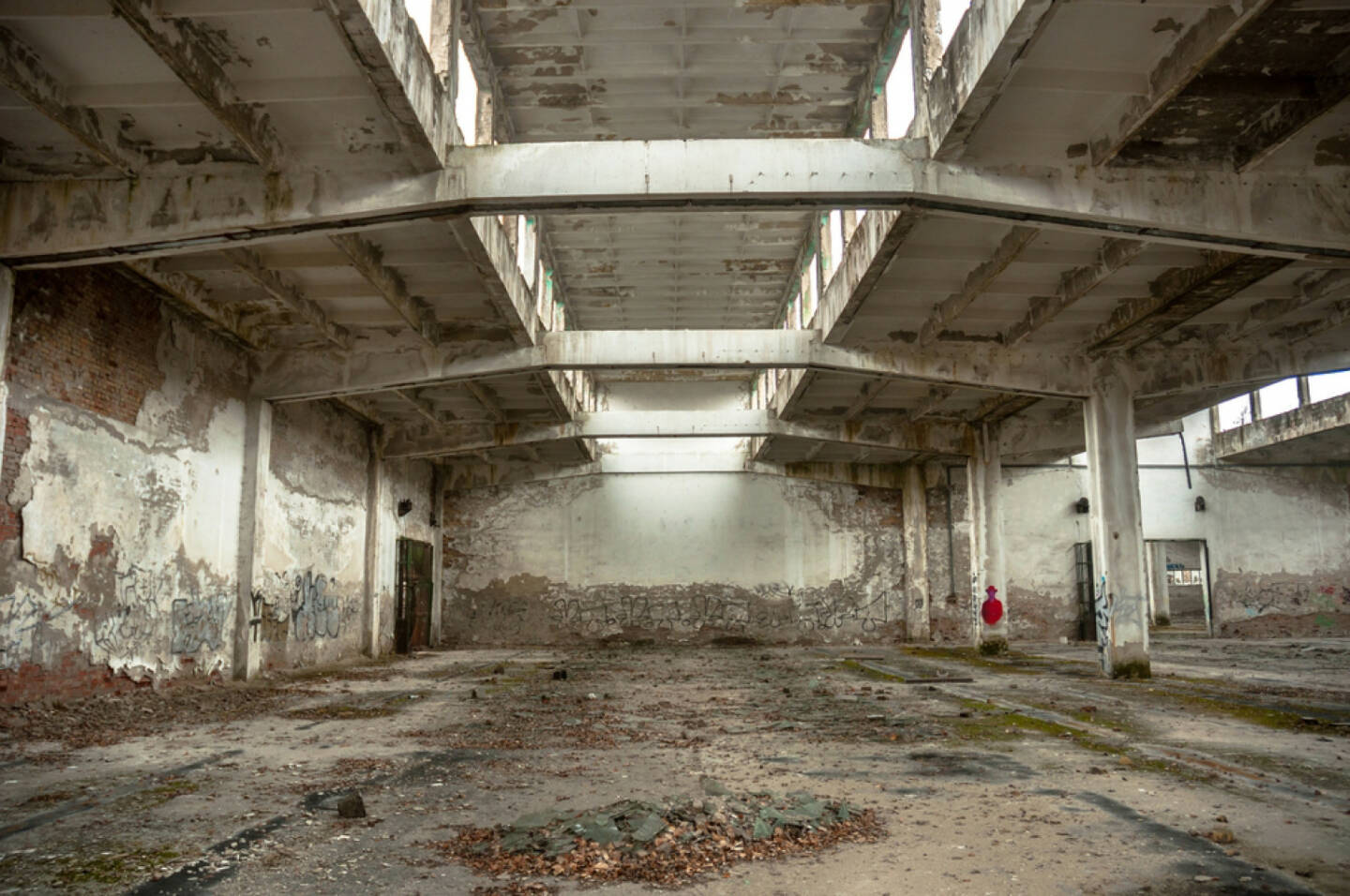 Industrie, Industriegebäude, Gebäude, Fabrik, Lagerhalle, Verfall, leer, http://www.shutterstock.com/de/pic-113110168/stock-photo-industrial-building-interior-in-dark-colors.html 